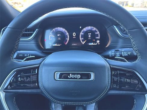 Used 2023 Jeep Grand Cherokee Overland image 11