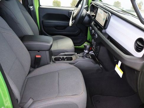 Used 2025 Jeep Gladiator Sport image 13