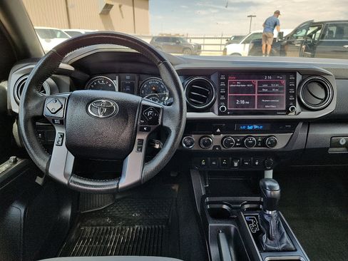 Used 2022 Toyota Tacoma TRD Off-Road w/ Technology Package AWD/4WD image 11
