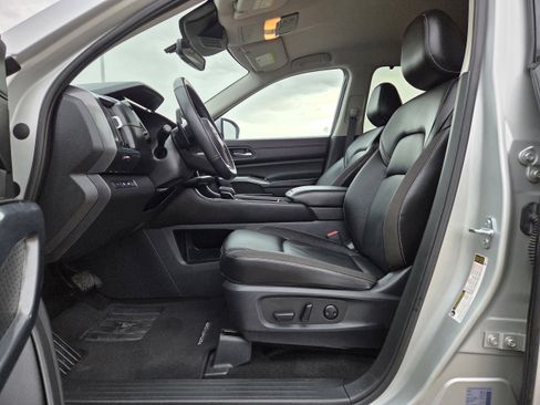 Used 2025 Nissan Pathfinder SL image 12