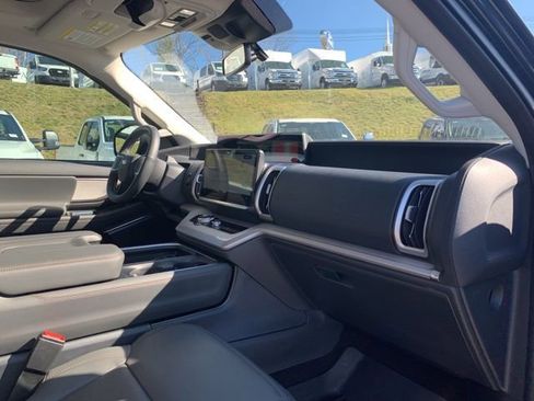 New 2025 Ford Expedition Active image 18