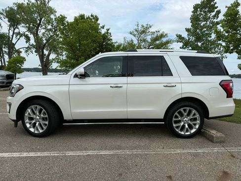Used 2018 Ford Expedition Limited w/ Equipment Group 302A AWD/4WD image 8