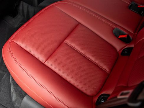 Certified 2025 Porsche Macan image 31