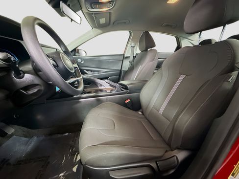 Used 2025 Hyundai Elantra SE image 21