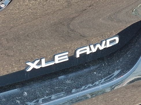 Used 2021 Toyota Highlander XLE AWD/4WD image 32