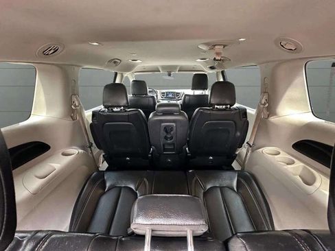 Used 2018 Chrysler Pacifica Touring-L image 27