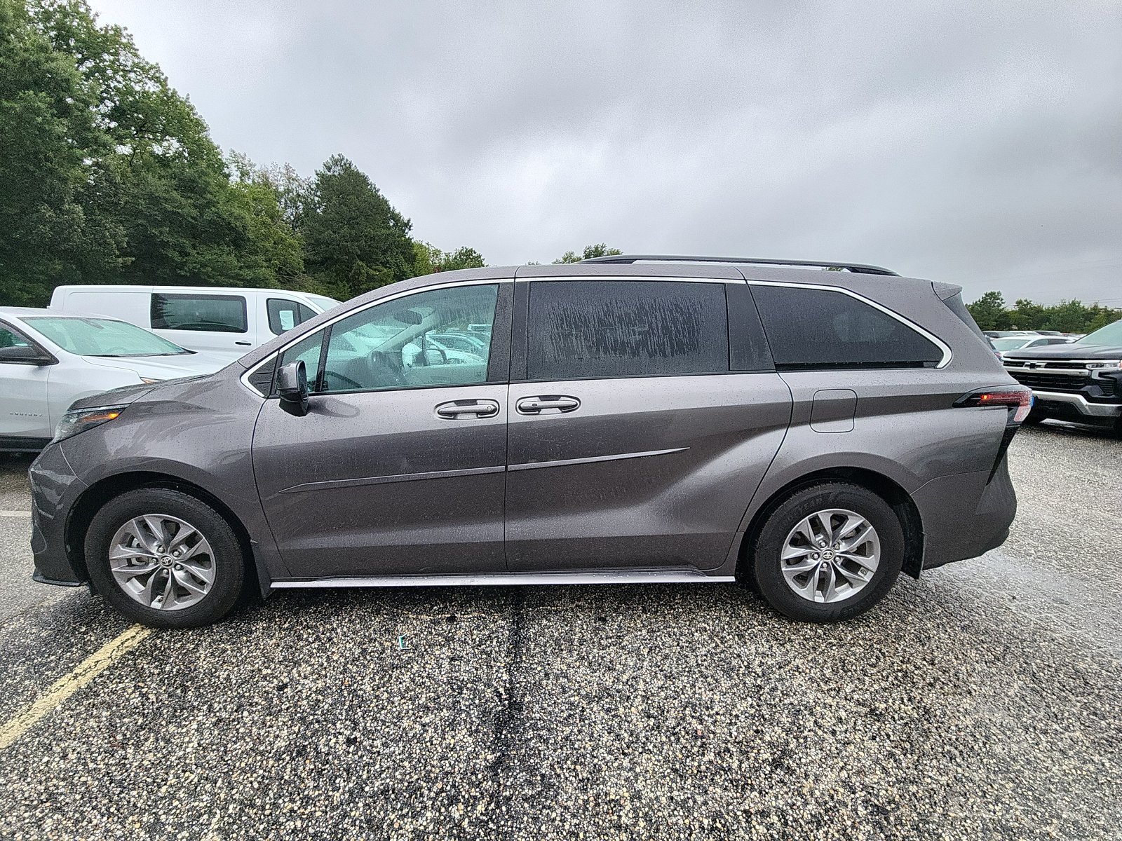 Used 2024 Toyota Sienna LE w/ LE Plus Package FWD image 2