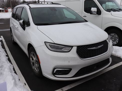 Used 2023 Chrysler Pacifica Limited image 2