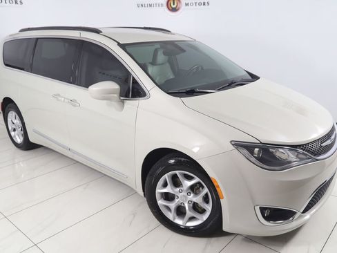 Used 2017 Chrysler Pacifica Touring-L w/ Tire & Wheel Group FWD image 17