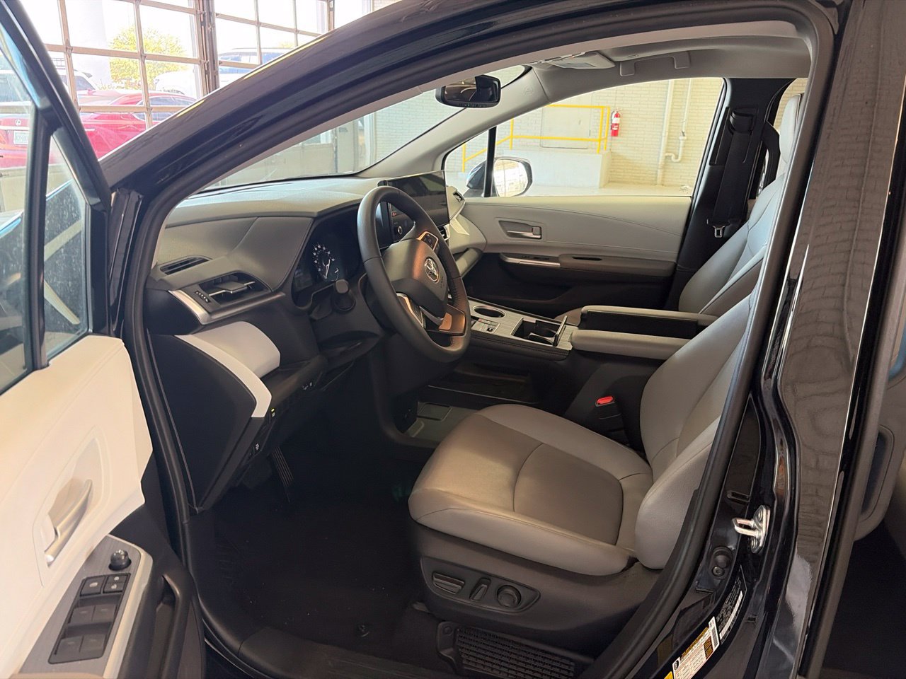 Used 2026 Toyota Sienna XLE FWD image 10