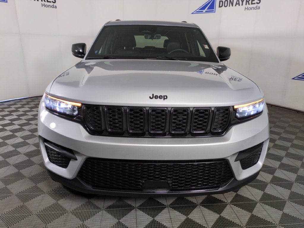 Used 2025 Jeep Grand Cherokee Altitude AWD/4WD image 12