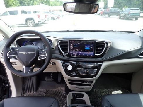 Used 2024 Chrysler Pacifica Touring-L FWD image 12