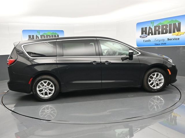 Used 2024 Chrysler Pacifica Touring-L FWD image 6