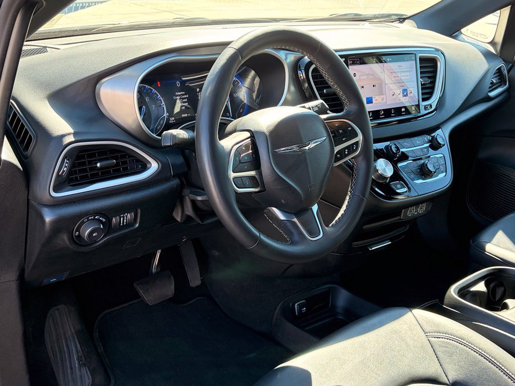 Certified 2025 Chrysler Pacifica Select FWD image 12