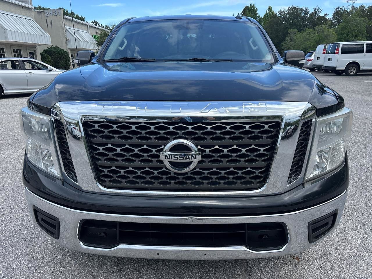 Used 2018 Nissan Titan SV RWD image 3