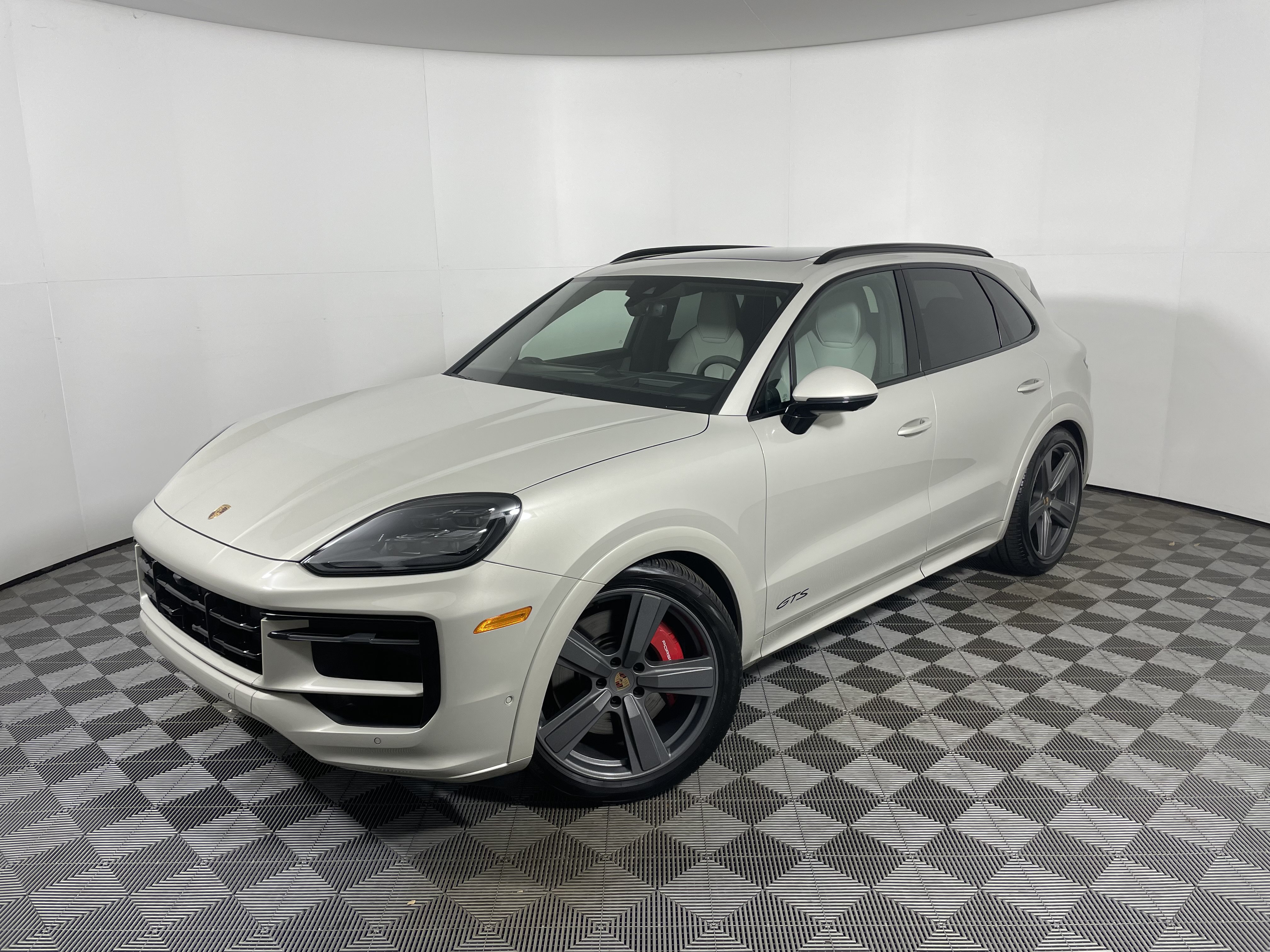 Used 2025 Porsche Cayenne GTS AWD/4WD image 1