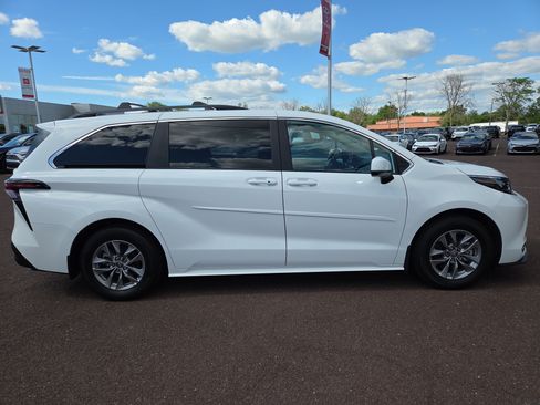 Certified 2025 Toyota Sienna LE w/ LE Plus Package AWD/4WD image 2