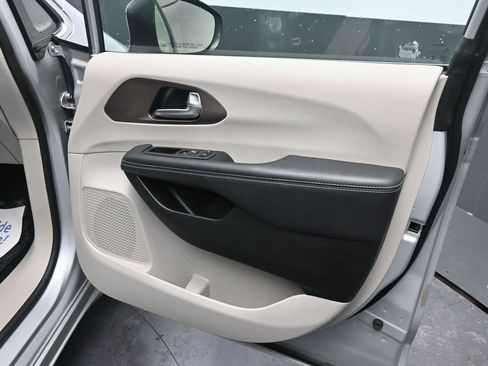 Used 2024 Chrysler Voyager LX image 18