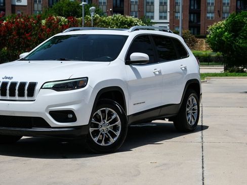Used 2019 Jeep Cherokee Latitude Plus w/ Comfort/Convenience Group AWD/4WD image 9