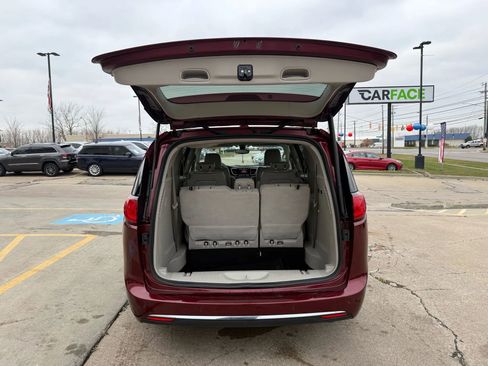 Used 2020 Chrysler Pacifica Limited image 12