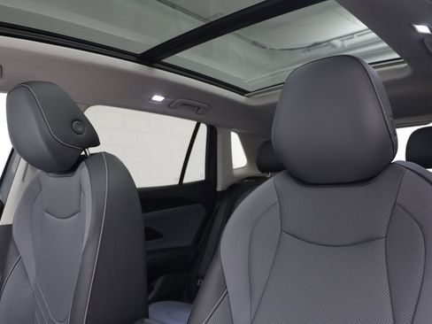 Used 2025 Volkswagen Tiguan SE w/ Panoramic Sunroof Package AWD/4WD image 13