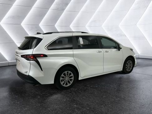 Used 2024 Toyota Sienna XLE image 4