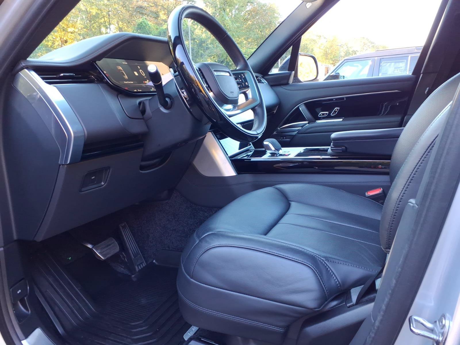 Certified 2025 Land Rover Range Rover SE AWD/4WD image 17