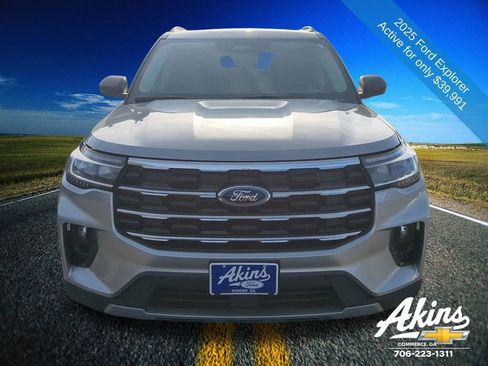Used 2025 Ford Explorer Active w/ Active Comfort Package image 8