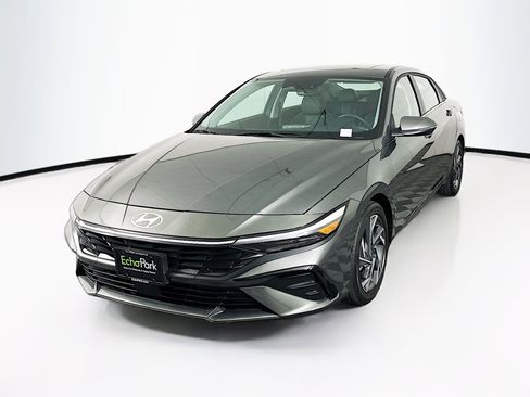 Used 2025 Hyundai Elantra Limited image 3