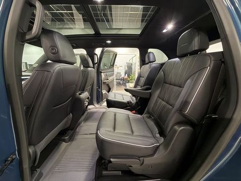 Used 2025 Buick Enclave Avenir FWD image 12