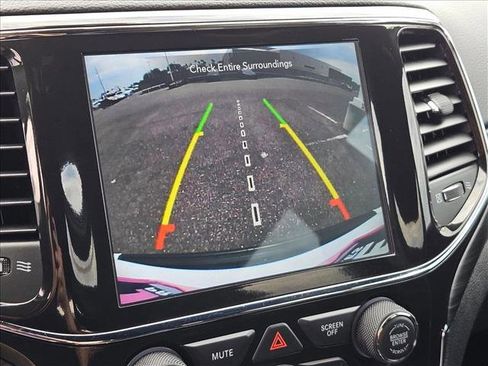 Used 2022 Jeep Grand Cherokee Laredo X image 12