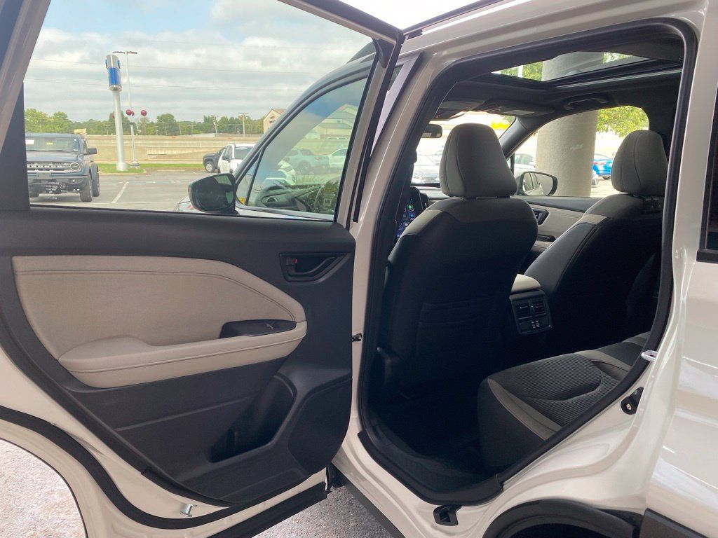 Used 2025 Subaru Forester Premium AWD/4WD image 27