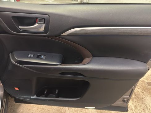 Used 2017 Toyota Highlander Limited image 21