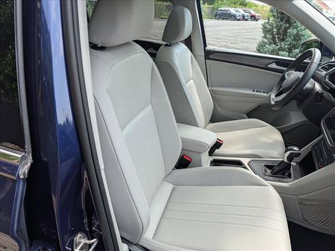 Used 2022 Volkswagen Tiguan SE w/ Panoramic Sunroof Package FWD image 11