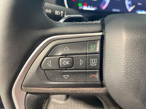Used 2023 Jeep Grand Cherokee Limited w/ Luxury Tech Group II AWD/4WD image 7
