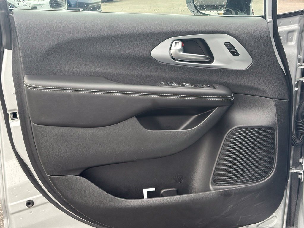 Used 2026 Chrysler Pacifica Limited FWD image 9