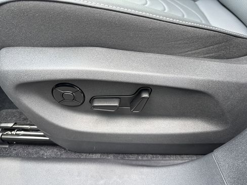 New 2025 Volkswagen Tiguan SE image 17