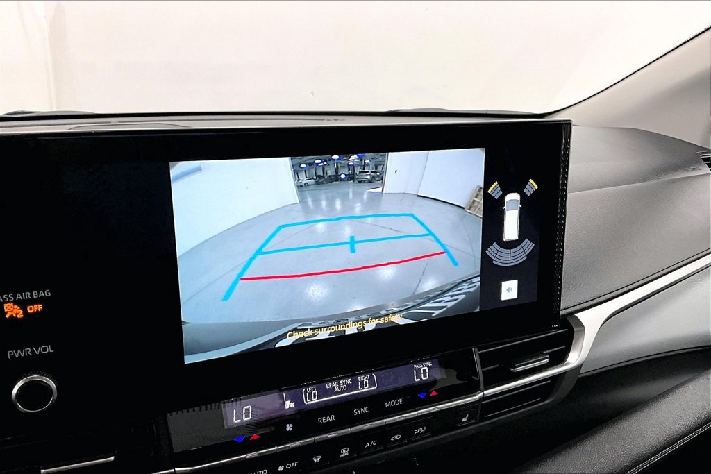 Used 2026 Toyota Sienna XLE FWD image 28