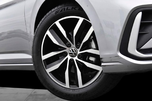 Used 2025 Volkswagen Jetta SE FWD image 3