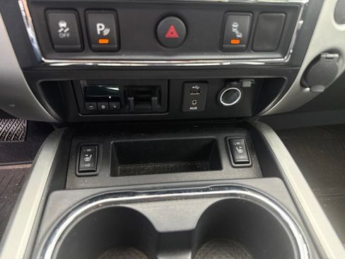 Used 2017 Nissan Titan SL w/ SL Towing Convenience Package RWD image 8