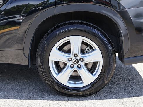 Used 2024 Toyota Highlander LE image 19