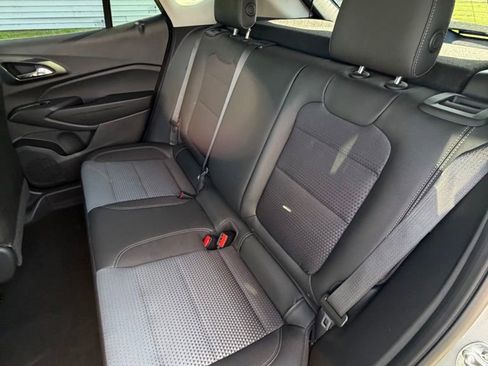 Used 2025 Chevrolet Trax LT FWD image 9