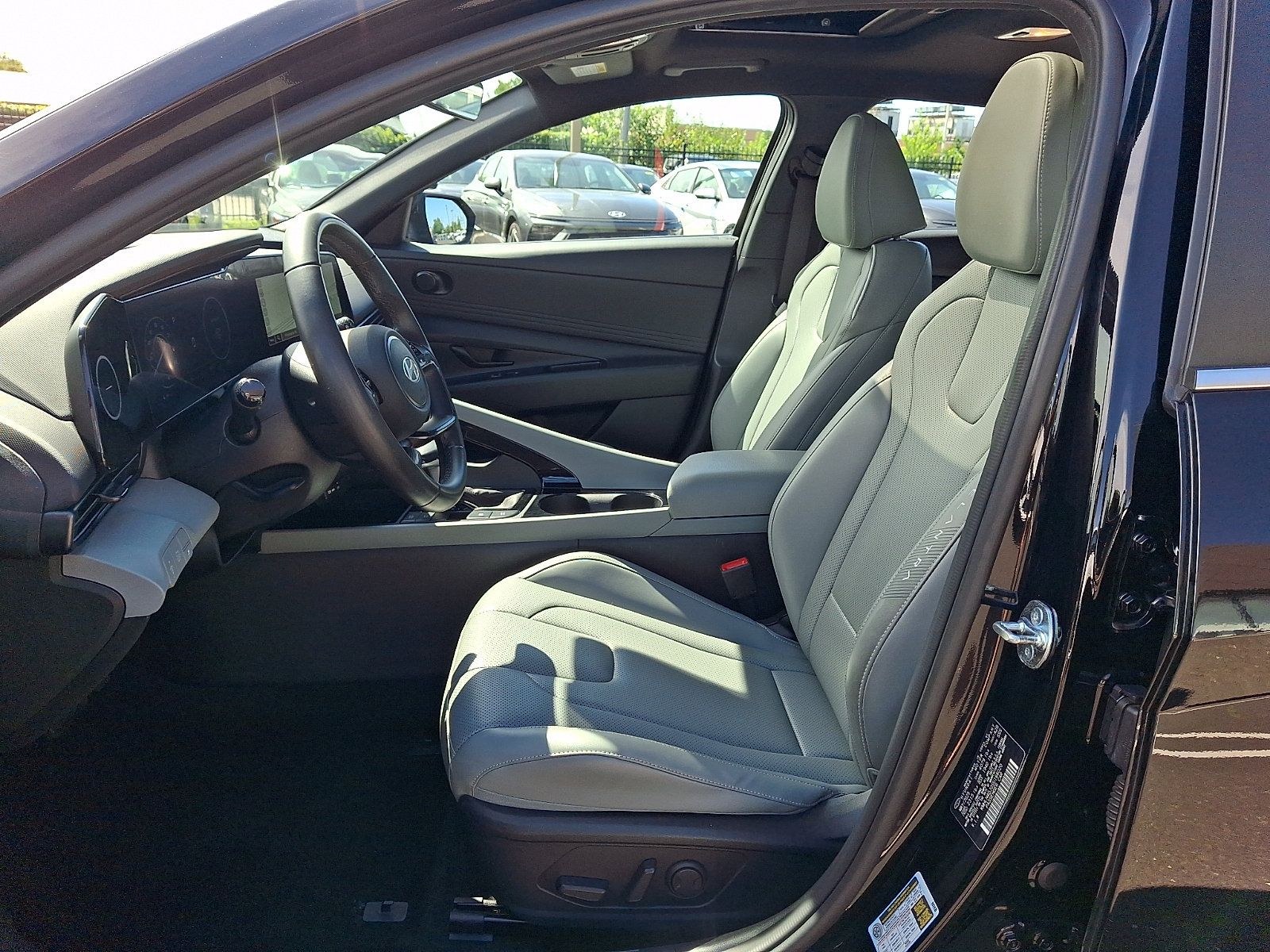 Certified 2025 Hyundai Elantra Limited FWD image 13