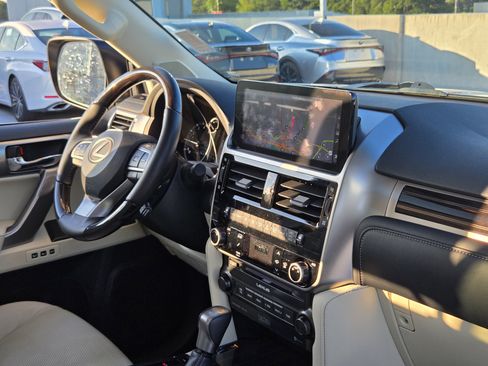 Used 2023 Lexus GX 460 Luxury w/ Accessory Package AWD/4WD image 31