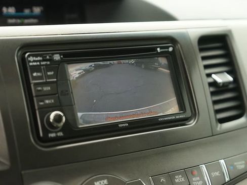 Used 2013 Toyota Sienna XLE w/ Entertainment Pkg FWD image 29