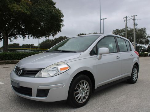 Used 2011 Nissan Versa 1.8 S image 3