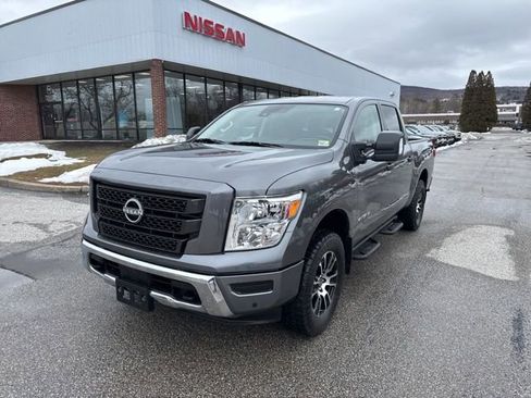 Used 2024 Nissan Titan SV w/ SV Convenience Package image 3