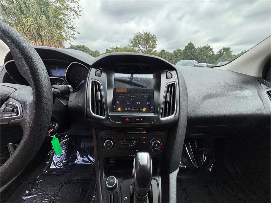 Used 2015 Ford Focus SE FWD image 11