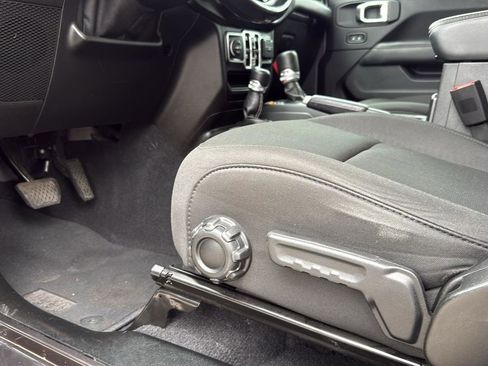 Used 2020 Jeep Wrangler Unlimited Sahara image 11