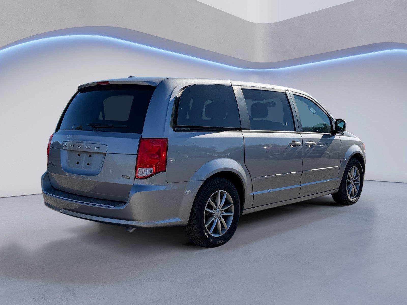 Used 2016 Dodge Grand Caravan SE FWD image 3